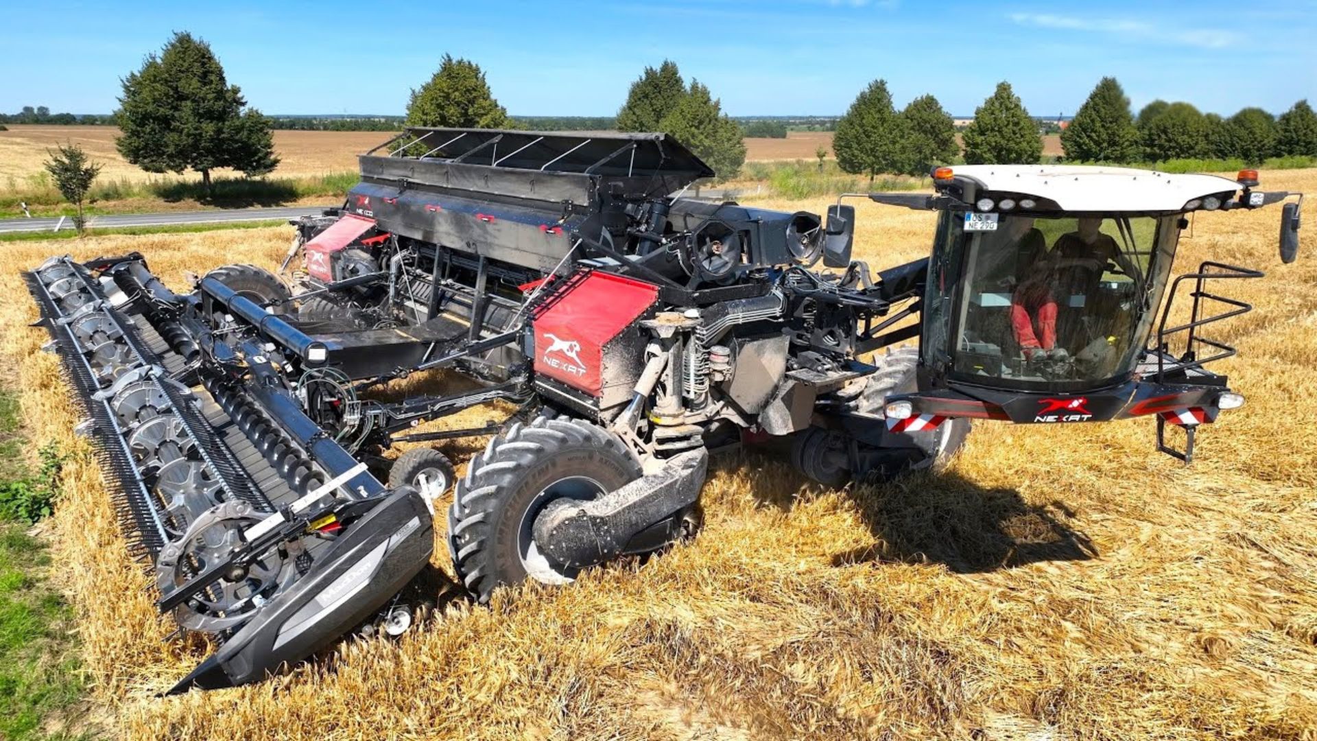 NEXAT, máquina elétrica de 1.100 cavalos, chega ao agro brasileiro pela Bahia, testada na Agro Basso, e substitui trator, pulverizador e colheitadeira.