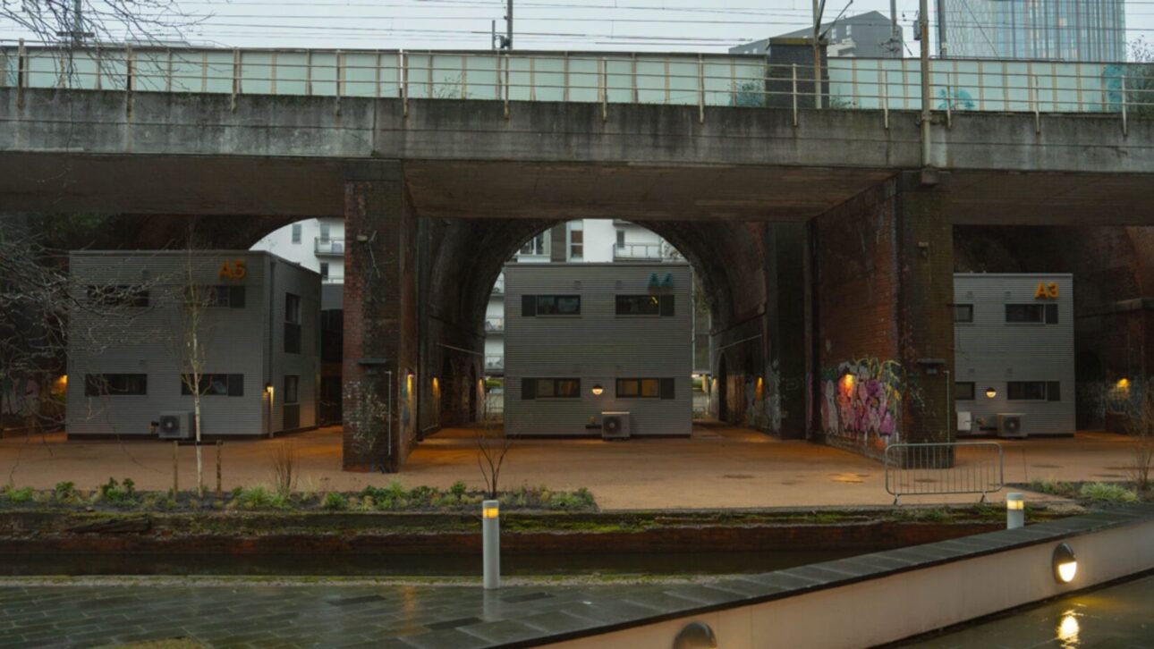 Em Manchester, a Embassy Village ergueu 40 casas sob 22 arcos de uma ferrovia como moradia para a população de rua, com salão, lavanderia, horta e quadra.