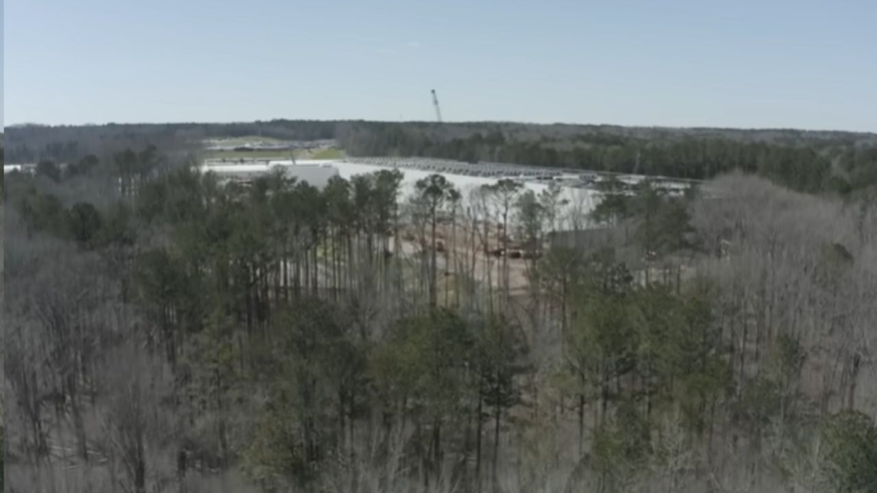 Meta data center shows data centers, artificial intelligence, electricity bill, and water with sediment in rural dispute.