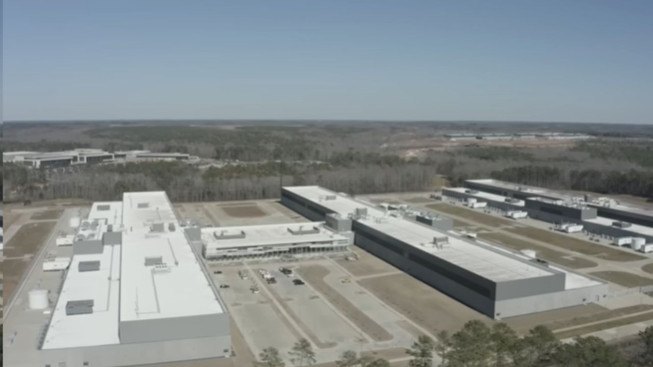 Meta data center shows data centers, artificial intelligence, electricity bill, and water with sediment in rural dispute.