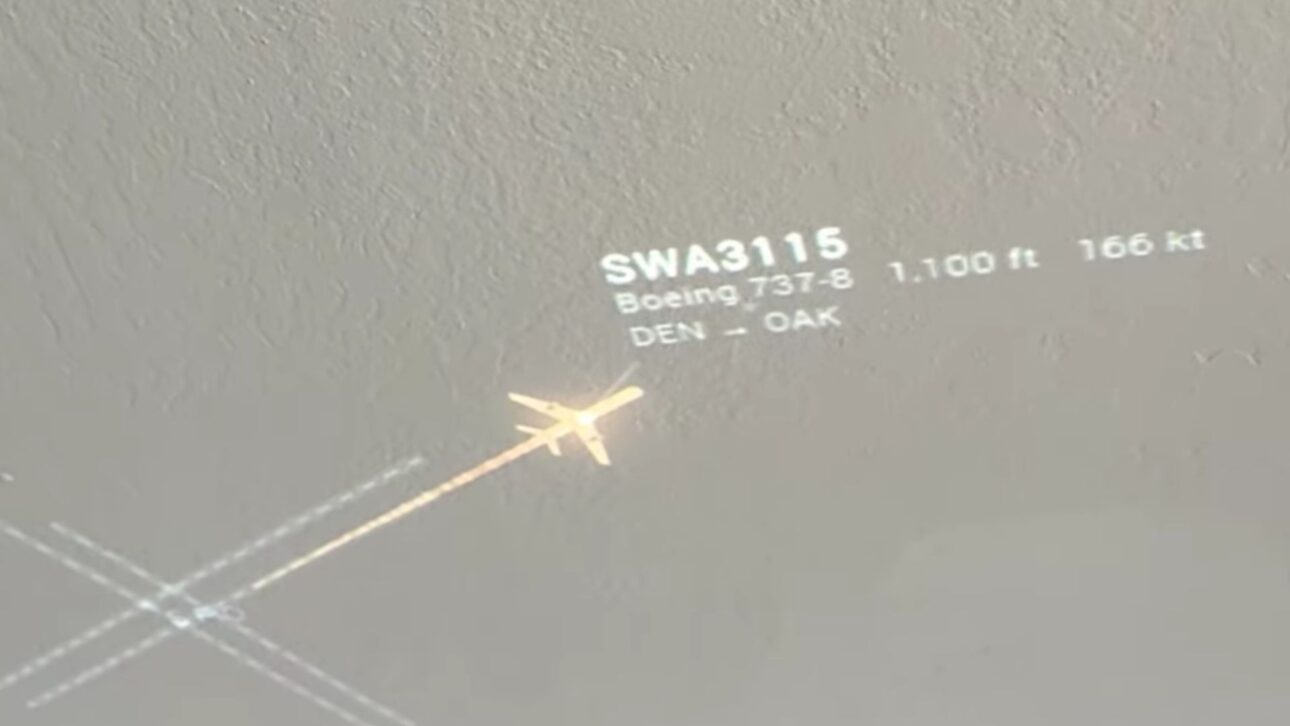 Um entusiasta criou o Skylight, sistema que projeta no teto em tempo real os aviões que passam sobre a casa, com receptor de rádio de US$ 30 e Raspberry Pi.