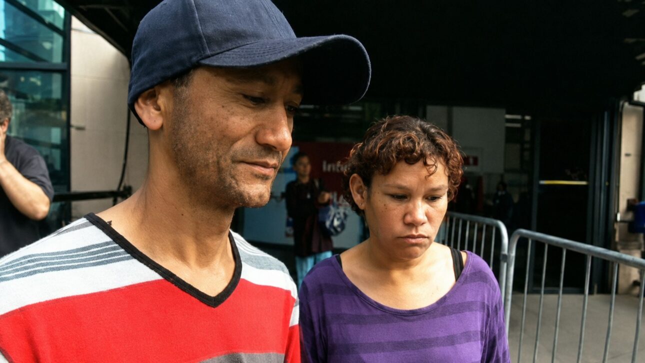Casal en situación de calle encuentra R$ 20 mil robados de un restaurante en São Paulo, devuelve todo y recibe oferta de empleo y vivienda como agradecimiento.