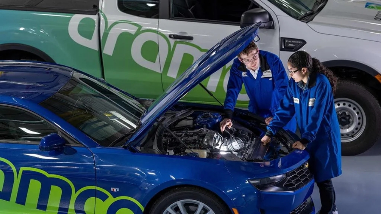 Motor sem cabeçote da Aramco usa motor DHE em híbridos e mira eficiência térmica maior para reduzir consumo.