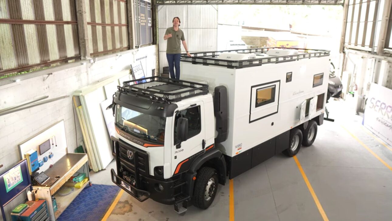 Motorhome 6x4 de Serro sobre VW Constellation 31.320 tiene 320 cv, transporta un coche en la parte trasera y es 100% a diésel, incluso en el inodoro.