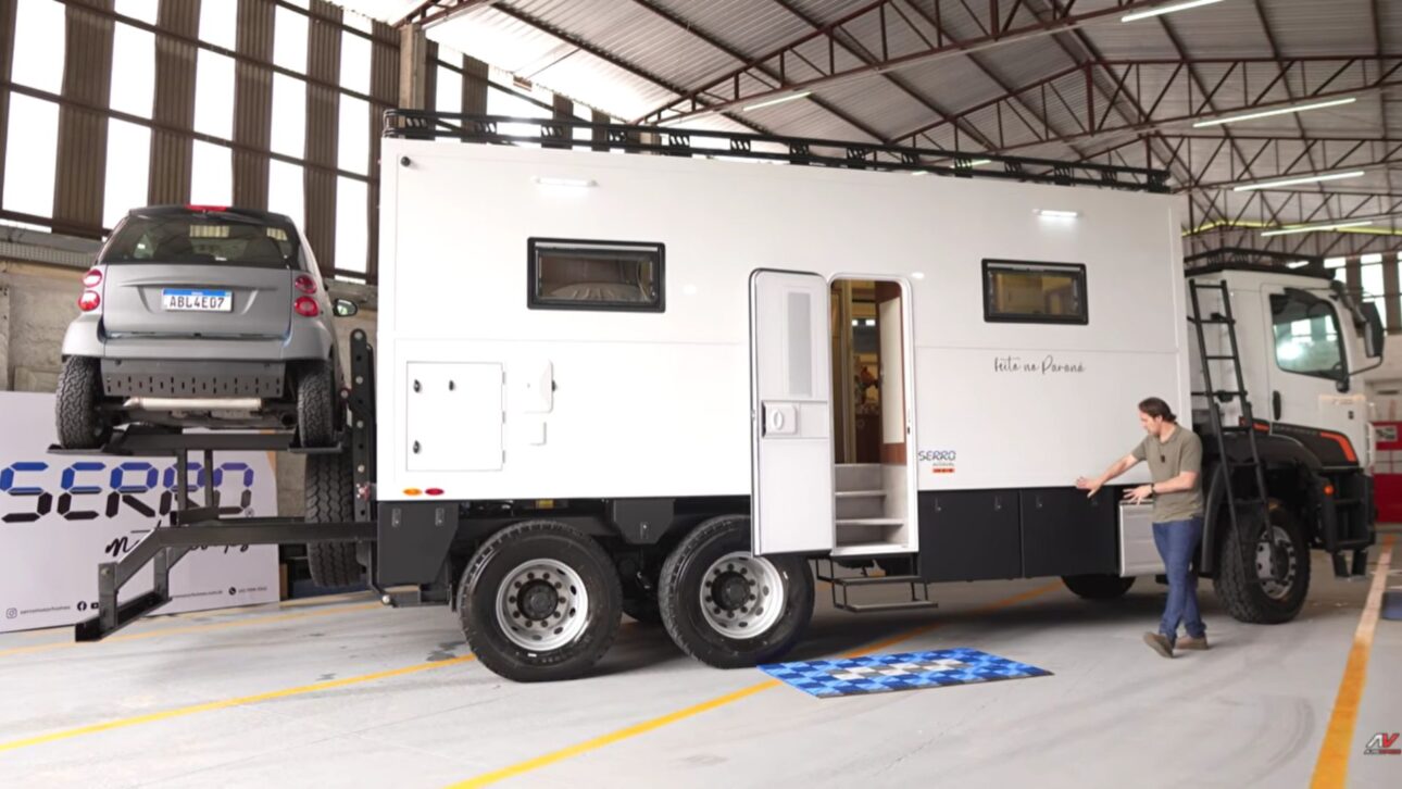 Motorhome 6x4 da Serro sobre VW Constellation 31.320 tem 320 cv, carrega um carro na traseira e é 100% a diesel, até no vaso sanitário.