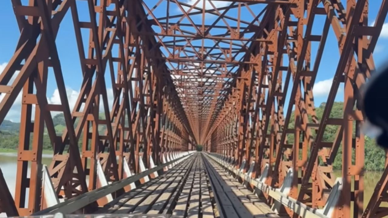 Puente férreo en Marcelino Ramos cruza el río Uruguay y revela azúcar en el tacho, herramientas antiguas y memoria rural en el interior.