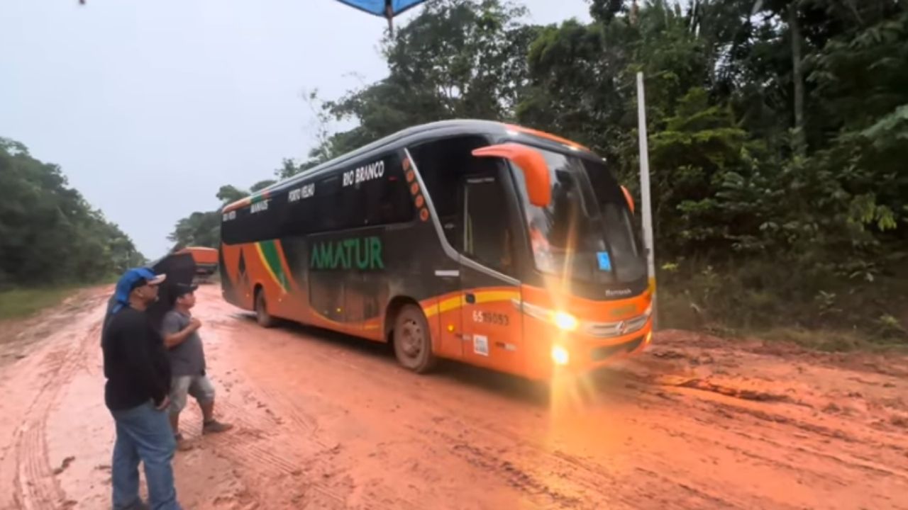 BR-319 tem lama, caminhão escorregando, motoristas no barro e ônibus esperando em trecho crítico do inverno amazônico.