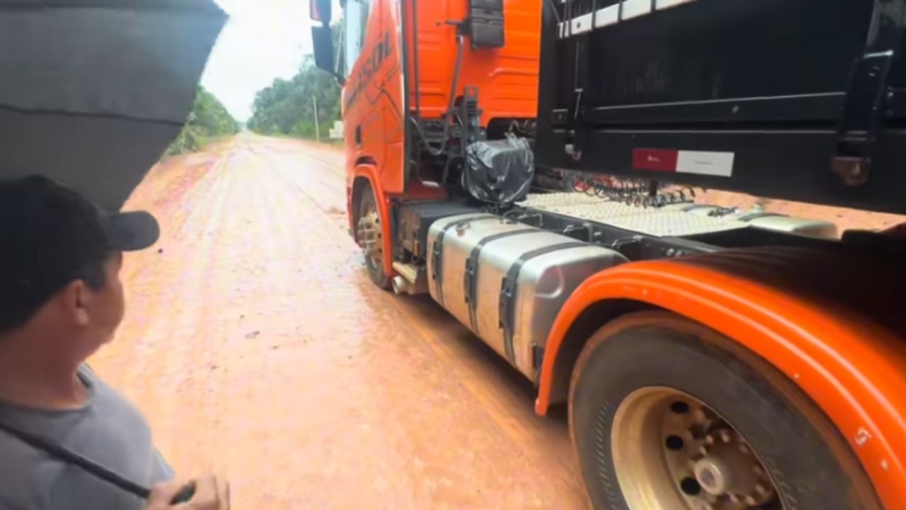 BR-319 tem lama, caminhão escorregando, motoristas no barro e ônibus esperando em trecho crítico do inverno amazônico.
