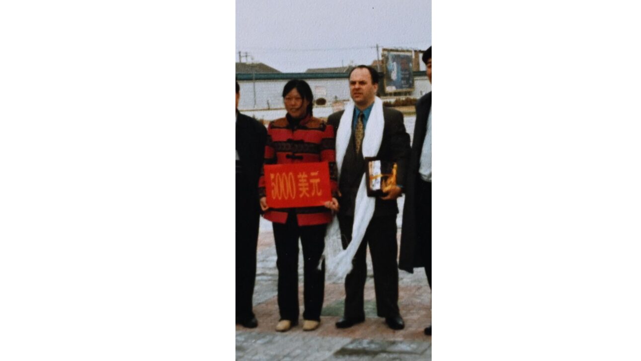 This archive photo, taken in 2000, shows Yin Yuzhen (left) and Ronald Sakolsky posing for a photo in Uxin Banner, Inner Mongolia Autonomous Region, northern China. (Xinhua)