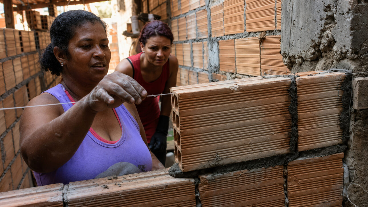 Mulheres da periferia de Belo Horizonte aprenderam a desenhar, calcular materiais e planejar reformas para transformar a própria casa com mais segurança antes da obra começar.