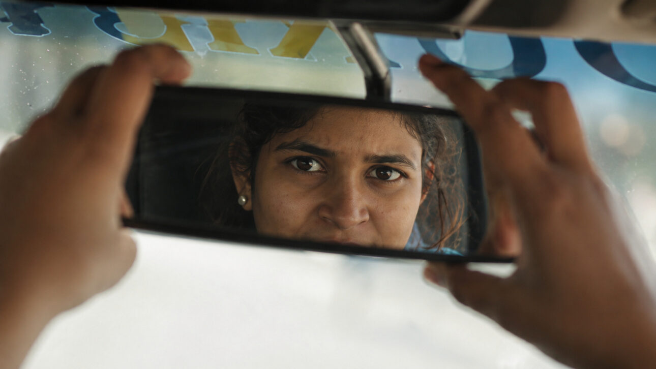Mulheres que antes tinham medo de circular sozinhas por cidades da Índia aprenderam a dirigir