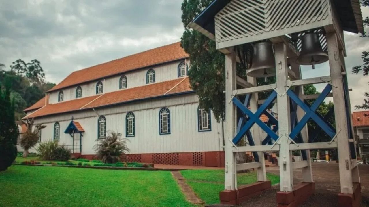 Igreja de madeira em São João do Oeste une tradição alemã, águas termais e turismo cultural em patrimônio raro.