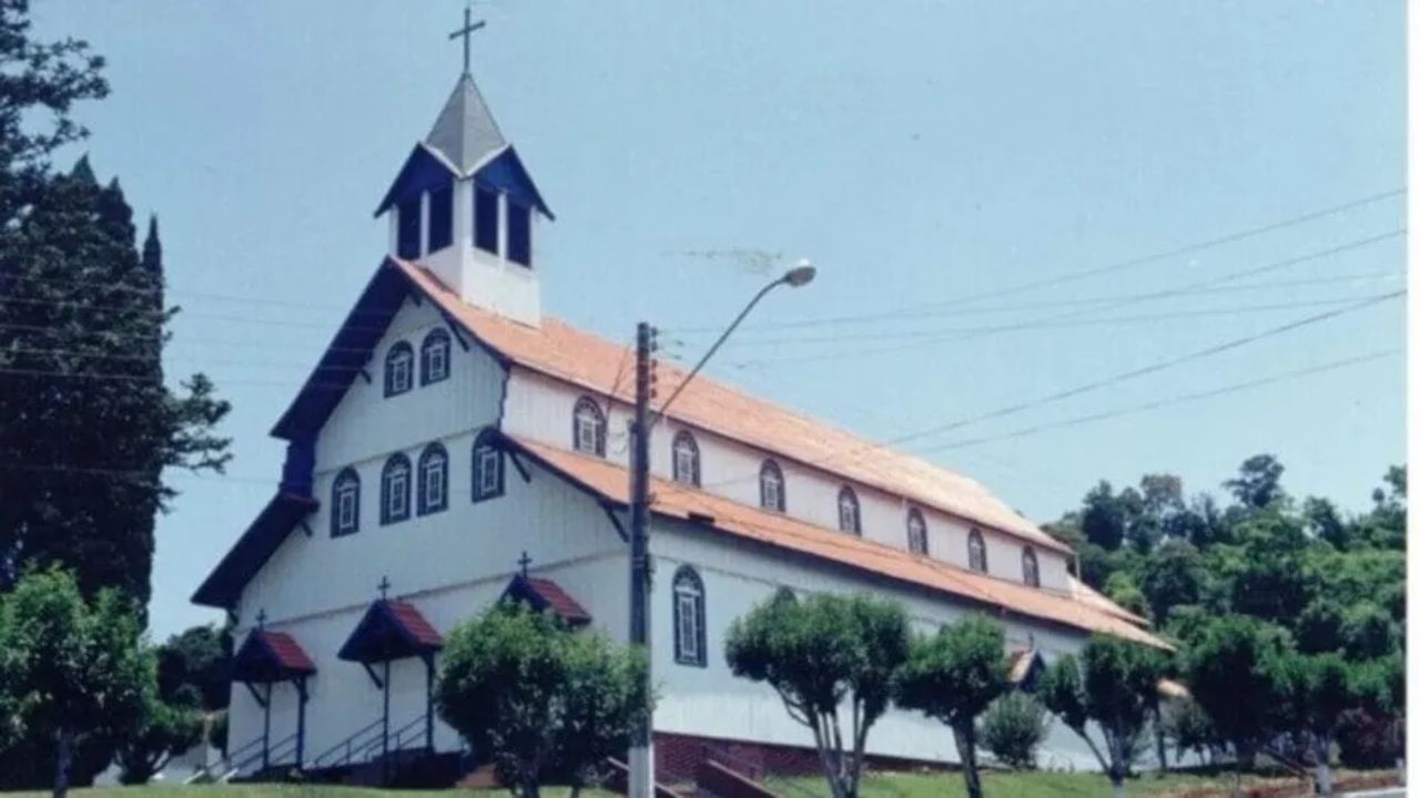 Igreja de madeira em São João do Oeste une tradição alemã, águas termais e turismo cultural em patrimônio raro.