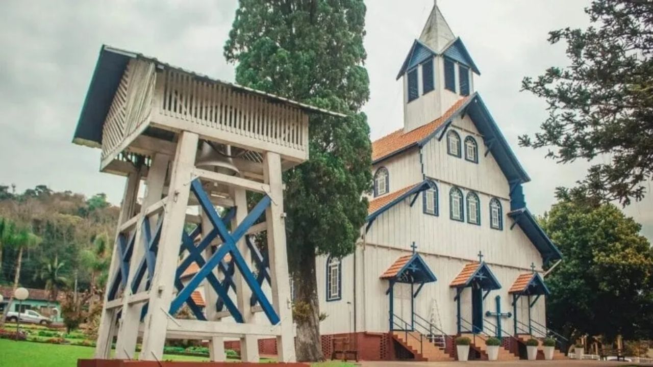 Município com pouco mais de 6 mil habitantes no Extremo-Oeste catarinense guarda a maior igreja de madeira da América Latina, mantém costumes alemães vivos e surpreende visitantes (4)