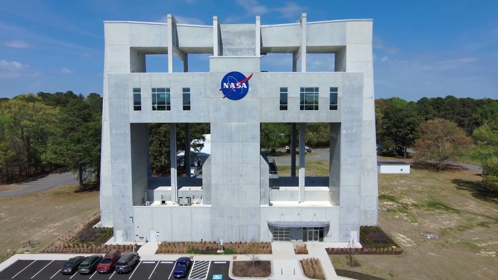A NASA conclui a obra de seu primeiro grande túnel de vento em mais de 40 anos, instalação vertical que prepara voos humanos à Lua e a Marte.