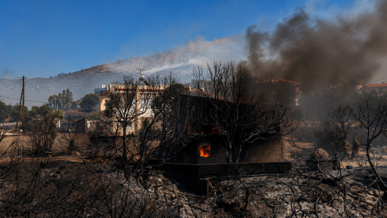 Na Grécia, incêndios florestais passaram a expor fios antigos, vento forte, mato seco e manutenção difícil em áreas rurais.