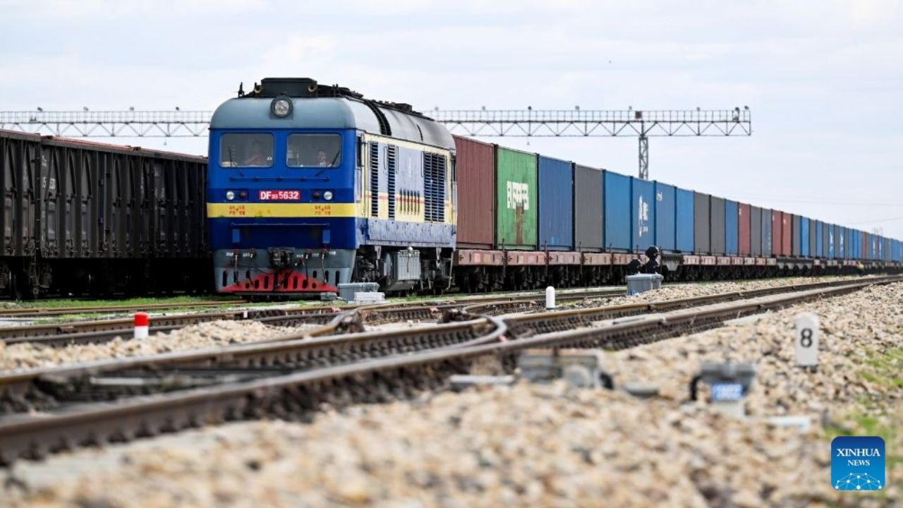 Trens China-Europa passam pelo Porto de Erenhot, na Mongólia Interior, com 75 rotas e reforçam o corredor central.