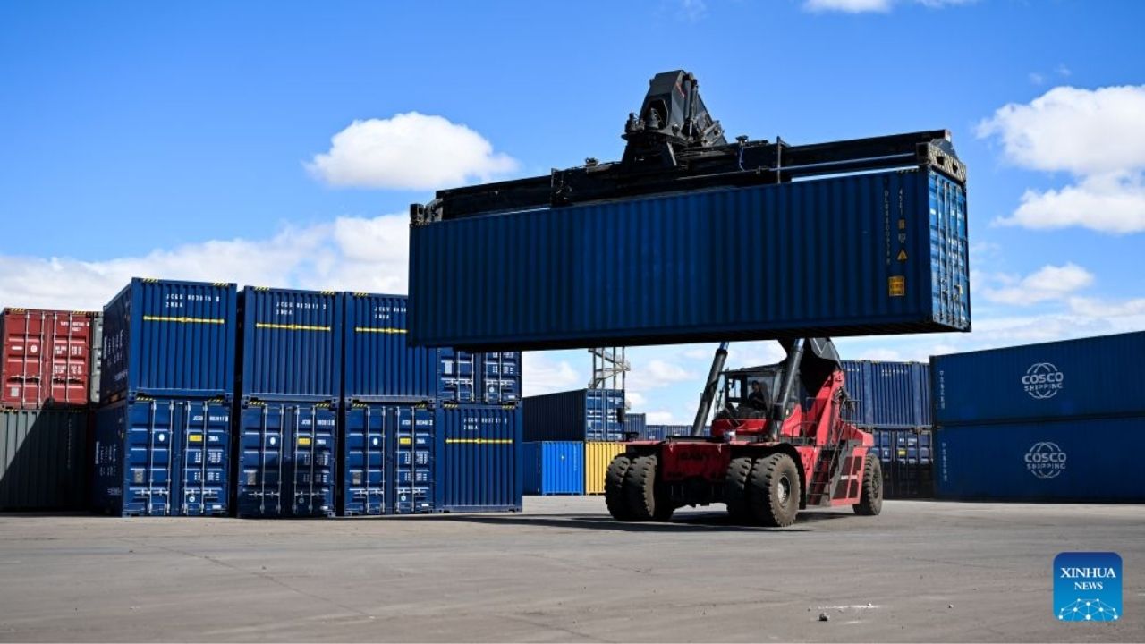 Trens China-Europa passam pelo Porto de Erenhot, na Mongólia Interior, com 75 rotas e reforçam o corredor central.