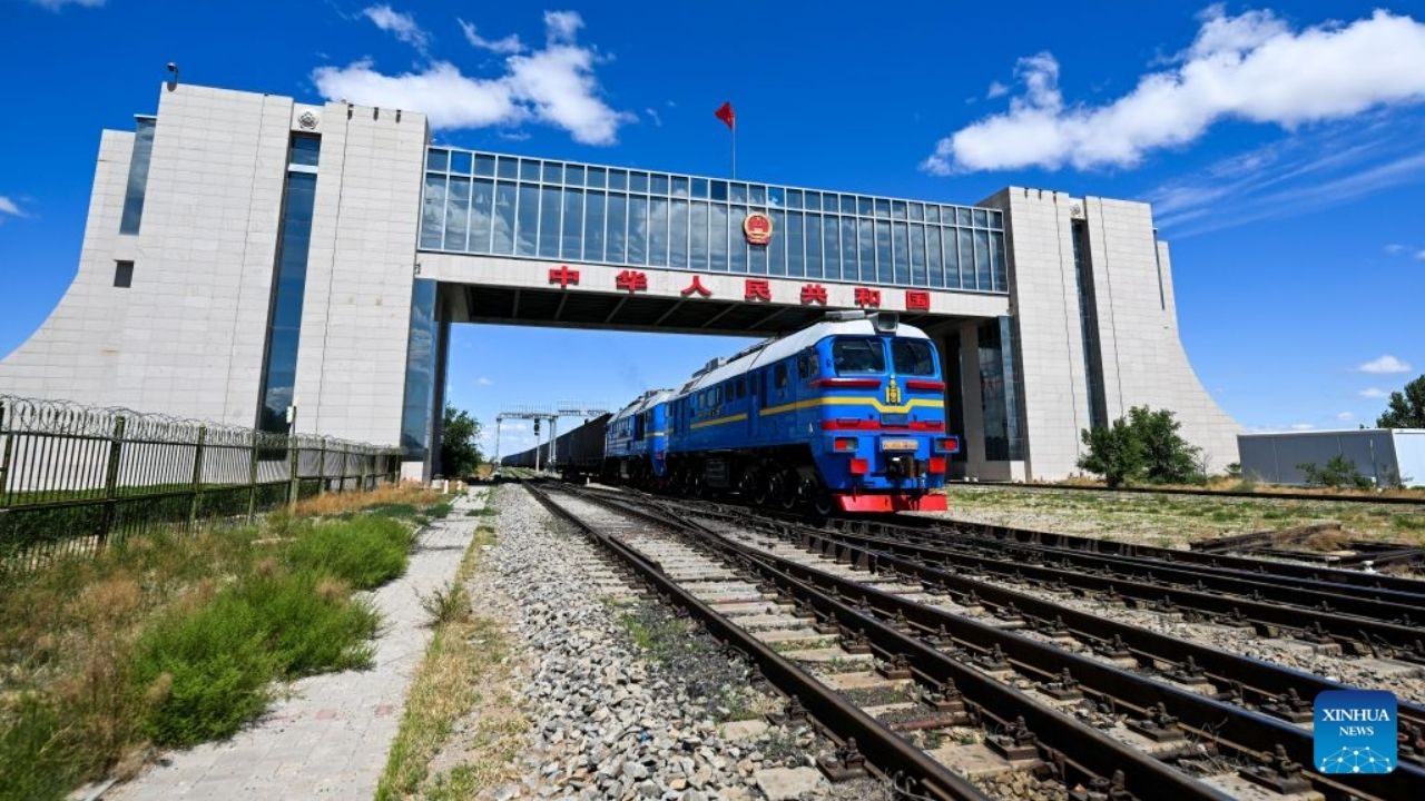 Trens China-Europa passam pelo Porto de Erenhot, na Mongólia Interior, com 75 rotas e reforçam o corredor central.