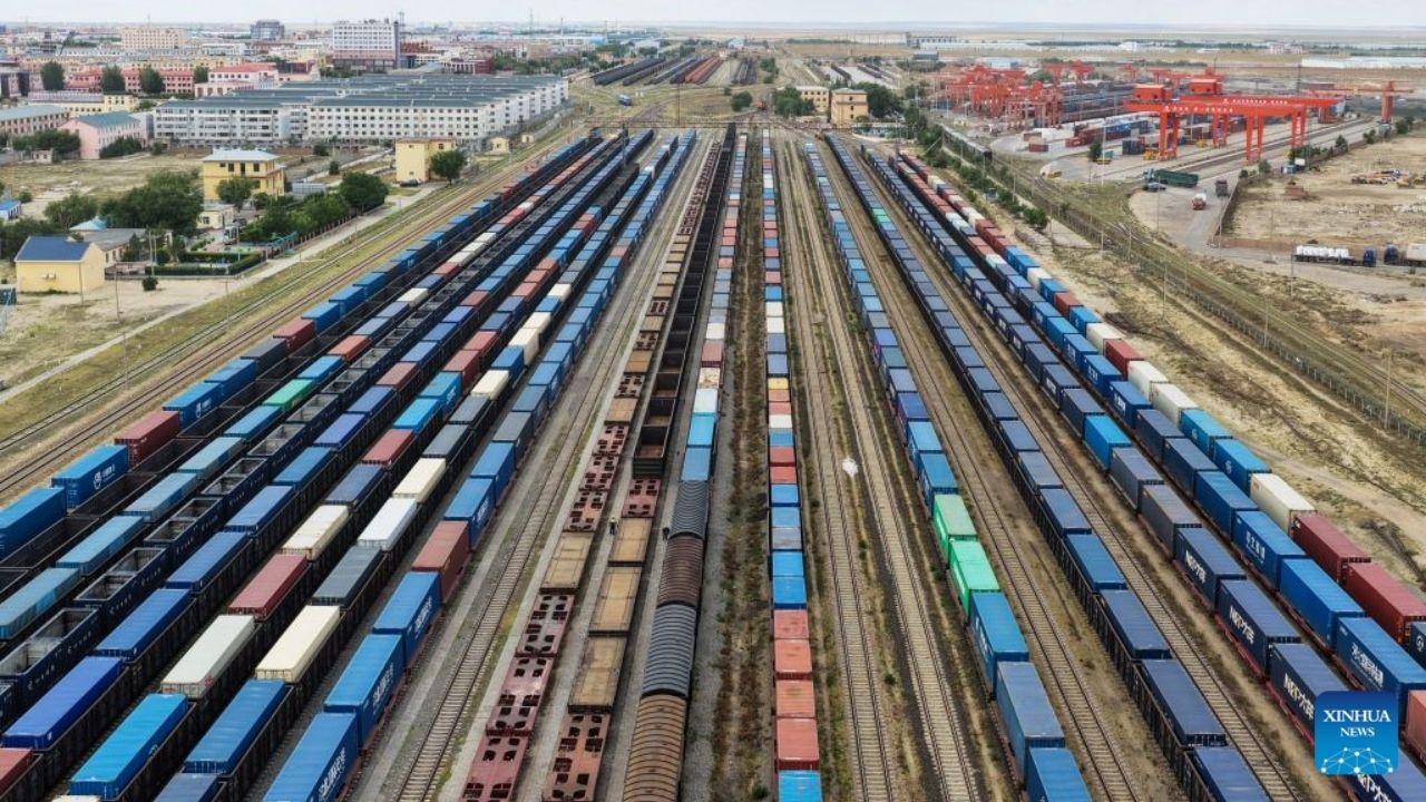 Trens China-Europa passam pelo Porto de Erenhot, na Mongólia Interior, com 75 rotas e reforçam o corredor central.