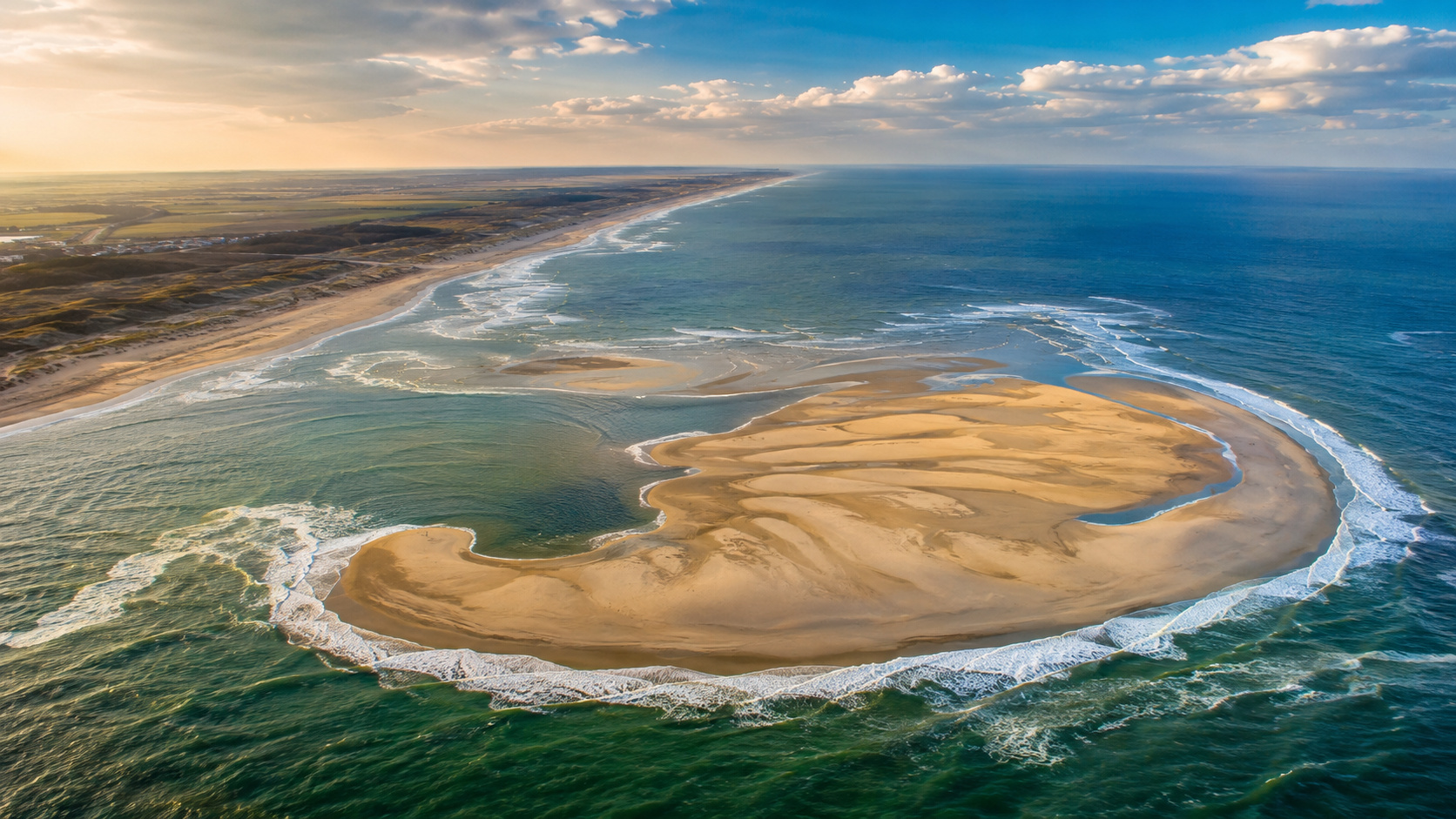 Na costa de Delfland, o Sand Motor virou uma grande reserva de areia que vento, ondas e correntes levam aos poucos para ampliar praias e dunas