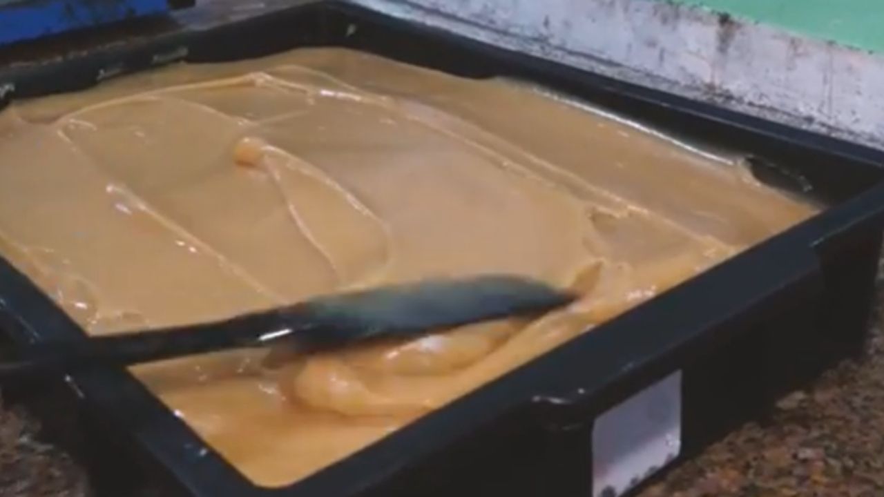 Cooking oil in Rocinha becomes Sabão do Morro with oil recycling and income for women.