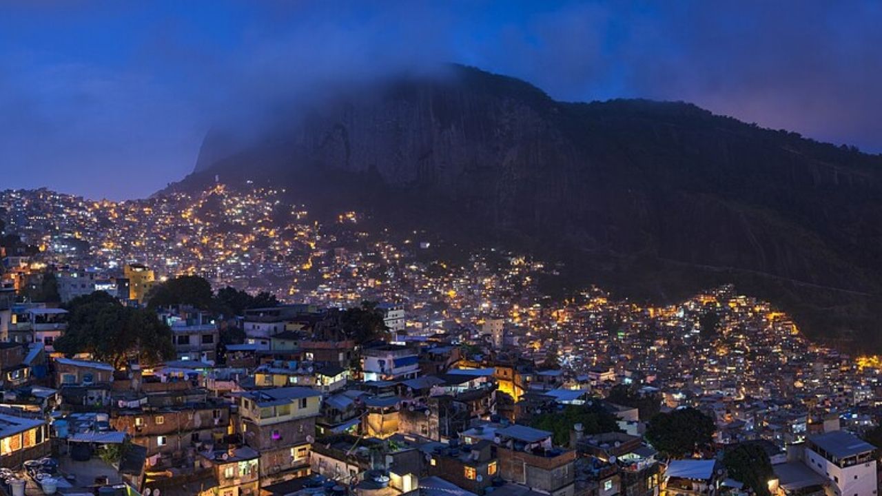 Na maior favela do Brasil, óleo de cozinha que entupia esgoto e ameaçava a praia virou Sabão do Morro projeto da Rocinha recolheu 14,4 mil litros, gera renda para mulheres e transforma lixo