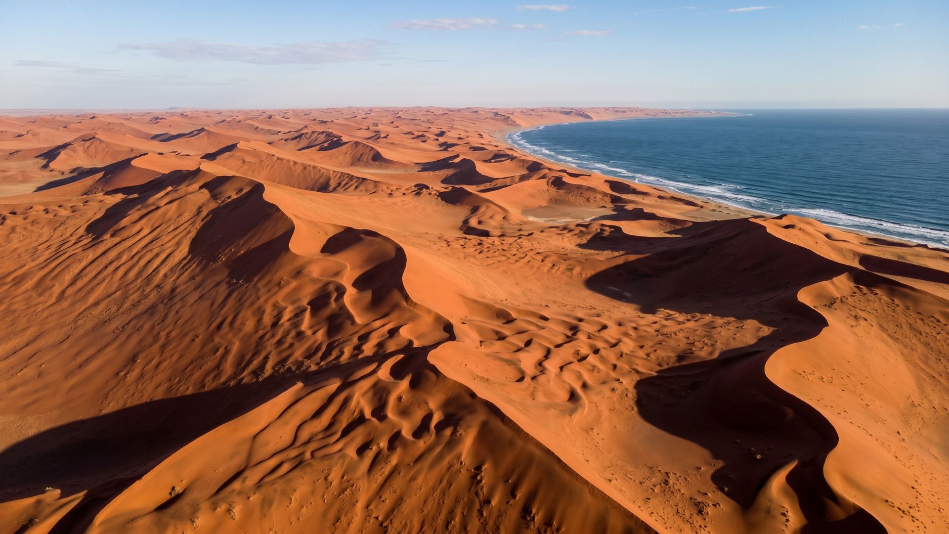 O Namib Sand Sea reúne dunas gigantes, neblina oceânica e milhões de hectares de paisagens que fazem dele um dos lugares mais extraordinários da Terra.
