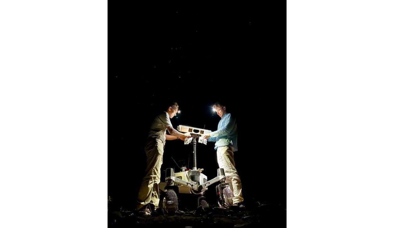 Engenheiros do JPL instalaram iluminadores após transportarem o ERNEST para um teste antes do nascer do sol durante uma campanha de campo de sete dias no deserto.
imagem: NASA/JPL-Caltech