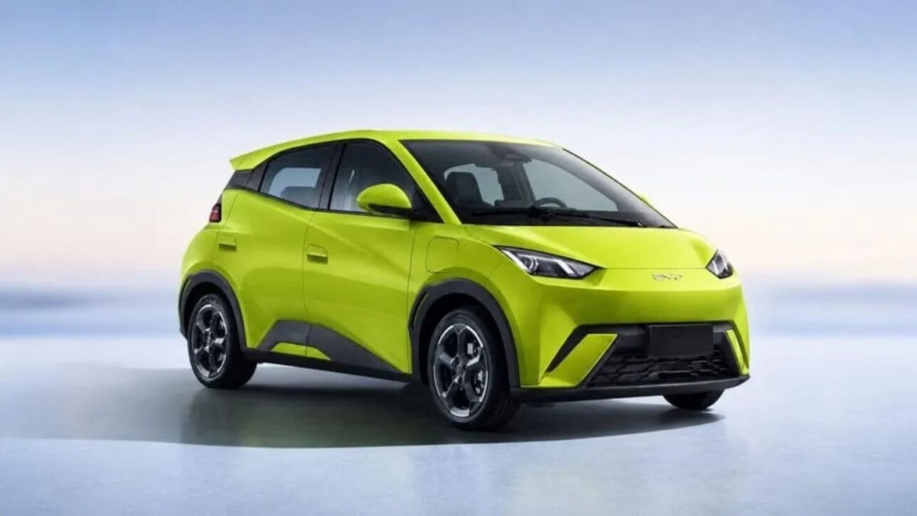 BYD Dolphin Mini é um carro 100% elétrico, sem motor a combustão e com recarga feita pela tomada (BYD, divulgação)