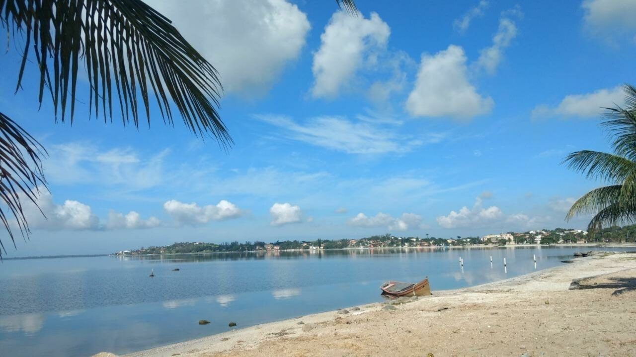 Araruama, in the Lakes Region (Rio de Janeiro), has the largest hypersaline lagoon in the world and calm beaches where bathers float effortlessly.