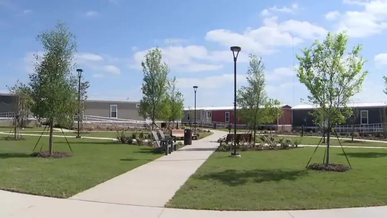 Personas sin hogar en Texas llegan a Ferris en casas de 51 m² de OurCalling, con apoyo y comidas diarias.
