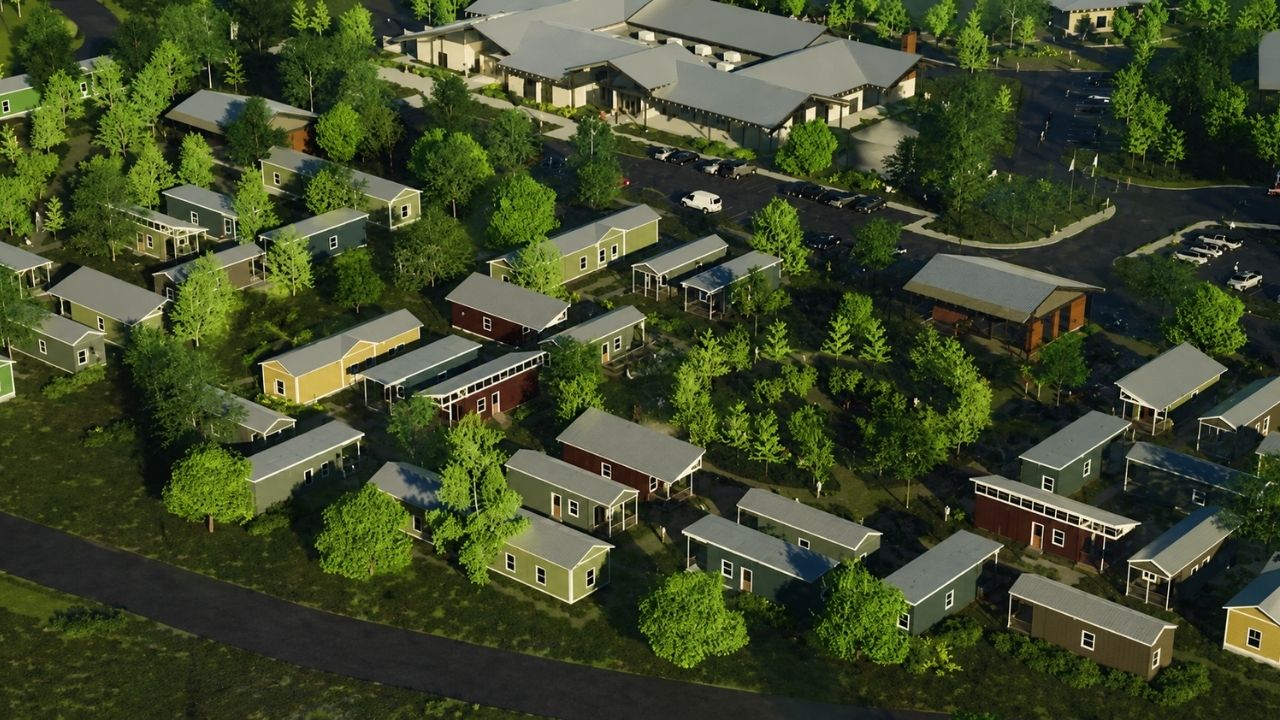 Personas sin hogar en Texas llegan a Ferris en casas de 51 m² de OurCalling, con apoyo y comidas diarias.