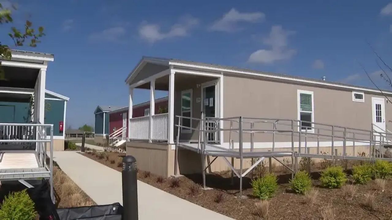 Personas sin hogar en Texas llegan a Ferris en casas de 51 m² de OurCalling, con apoyo y comidas diarias.