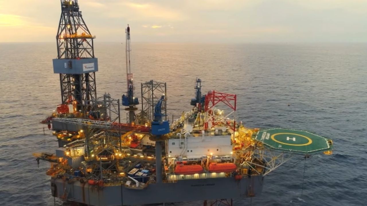 En la plataforma de petróleo, el agua potable viene del agua del mar por ósmosis inversa y desalinización, revelando costos offshore.