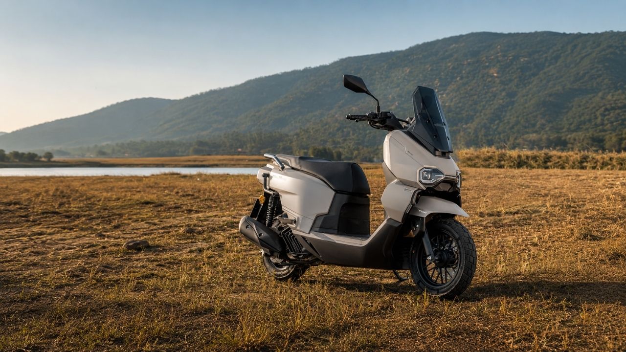 Scooter Honda HooRide 125 has CVT transmission, 17-inch wheels, and TFT panel for economical urban use.