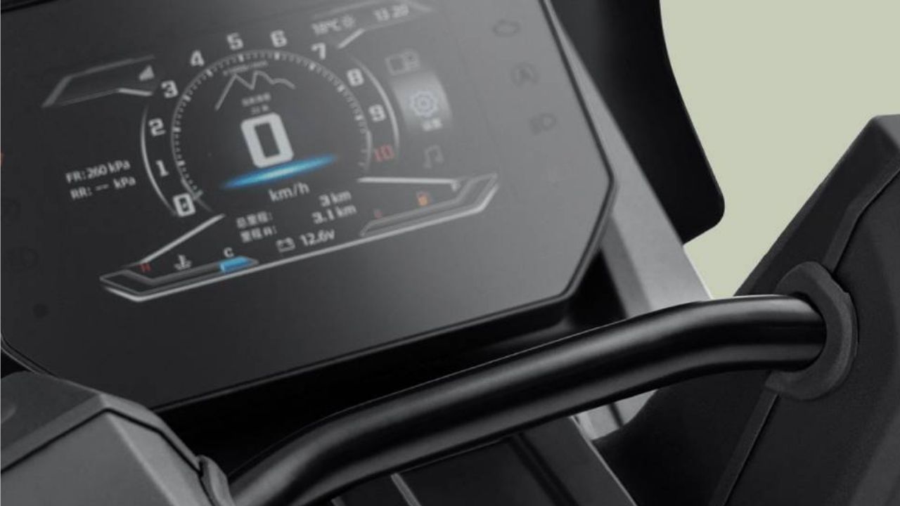 Scooter Honda HooRide 125 has CVT transmission, 17-inch wheels, and TFT panel for economical urban use.
