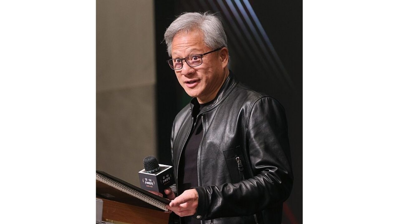 Nvidia disputa inteligência artificial com GPUs contra Huawei e Google em meio à pressão por alternativas próprias.