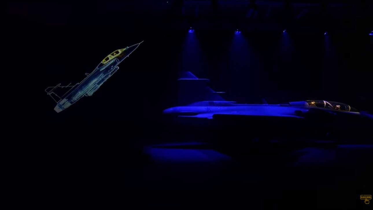 Brasil es el primer país en tener el Gripen F, versión biplaza del caza de Saab, presentada en Suecia; el programa prevé 36 aeronaves y transferencia de tecnología.