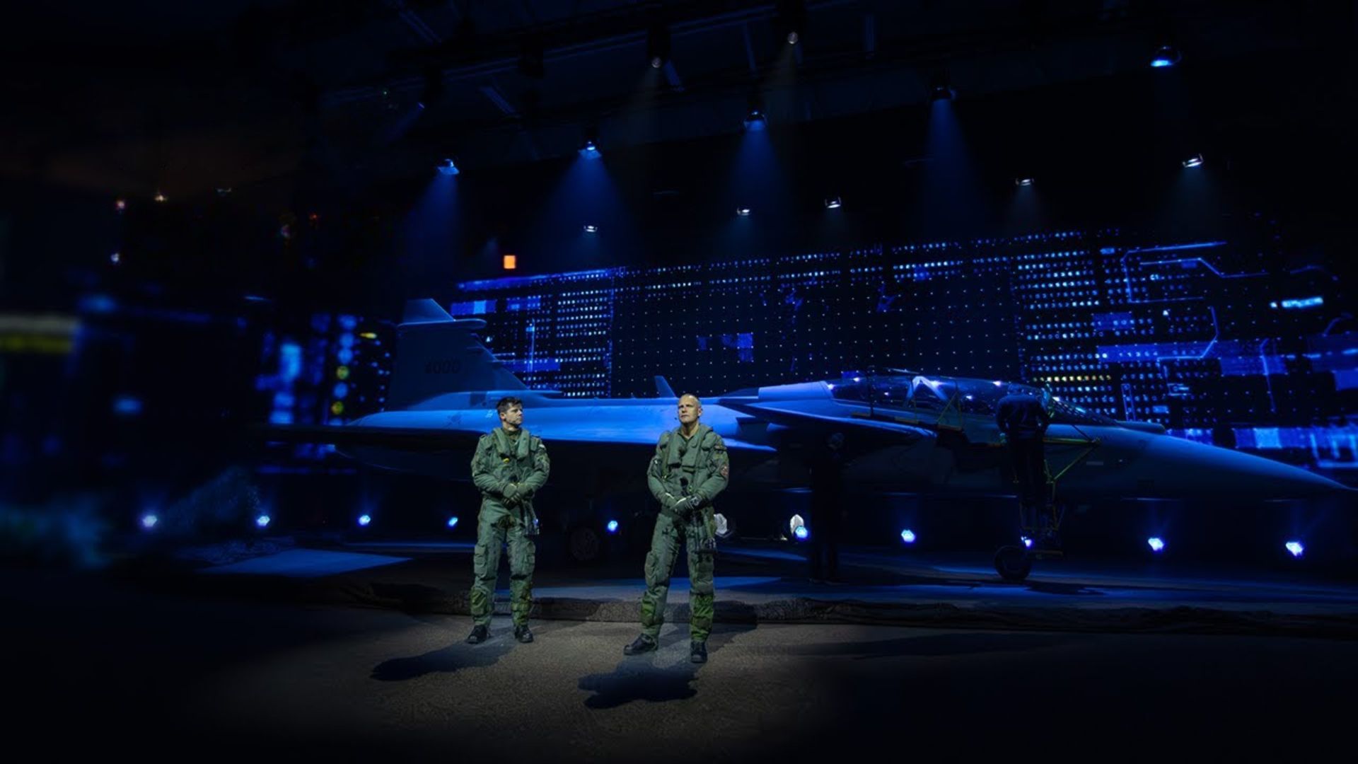 O Brasil é o primeiro país a ter o Gripen F, versão biposto do caça da Saab, apresentada na Suécia; programa prevê 36 aeronaves e transferência de tecnologia.