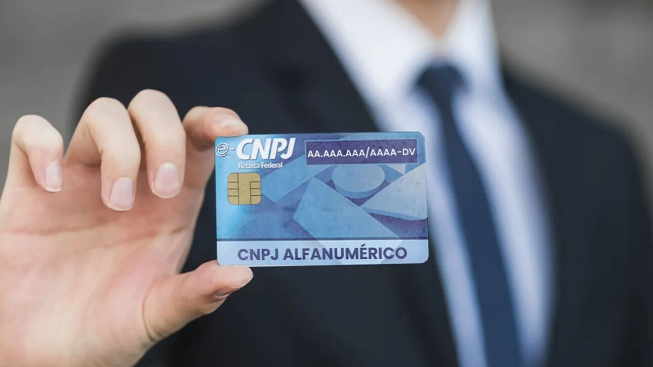 O CNPJ vai ganhar letras em julho de 2026. Entenda o CNPJ alfanumérico, a mudança no Dígito Verificador e a ligação da Receita Federal com a reforma tributária.
