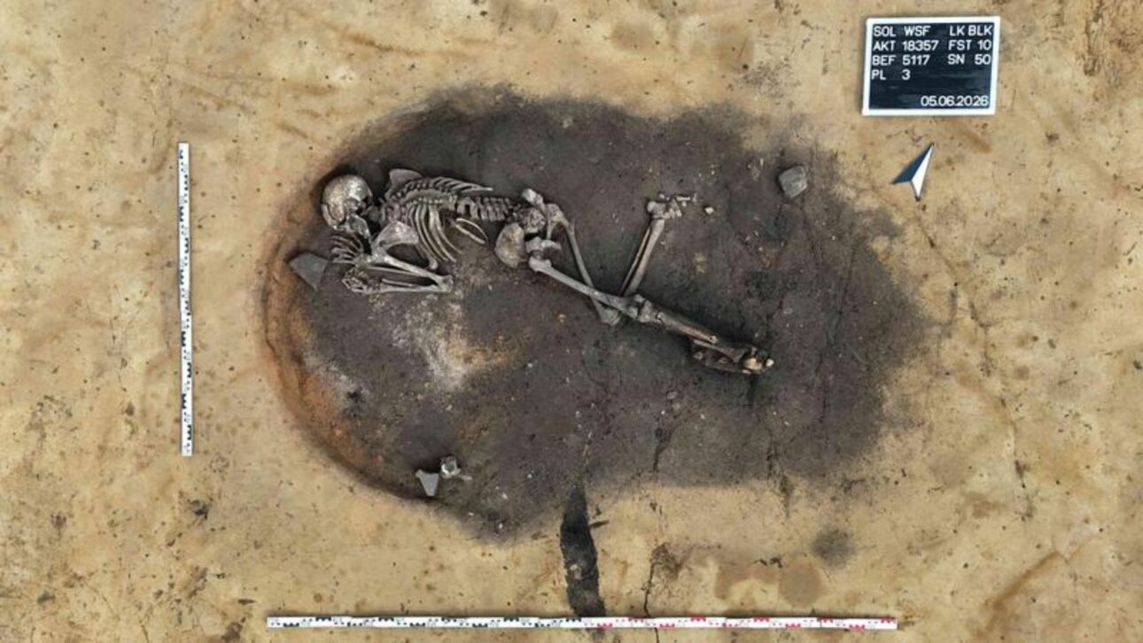 The skeleton of a man emerged in a 4,500-year-old oven in Germany and leaves archaeologists facing a mysterious ritual of the Corded Ware Culture.