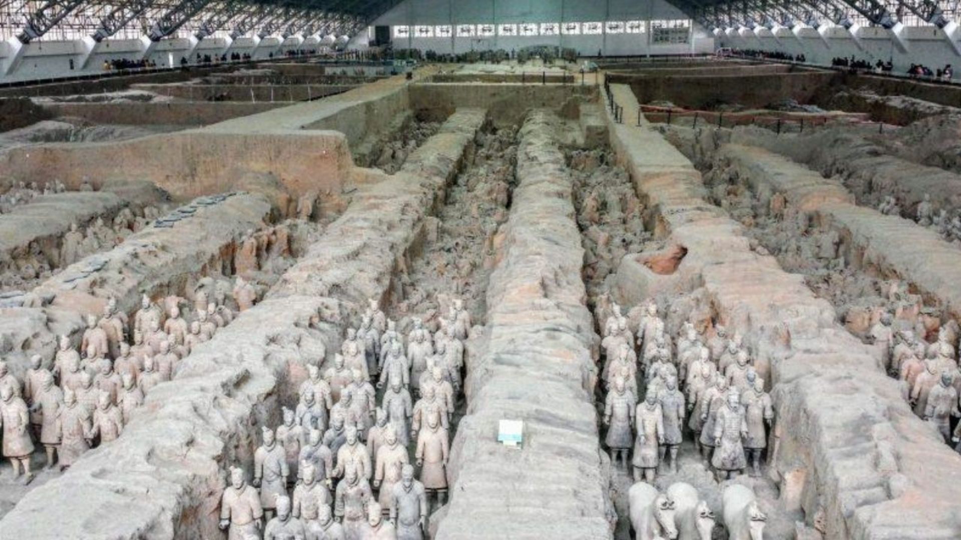 Agricultores que buscavam água durante uma seca na China encontraram em 1974 o Exército de Terracota, com mais de 8 mil guerreiros enterrados há mais de 2.200 anos.