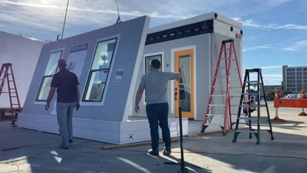 O espaço é tão leve que pode ser rebocado por um carro Tesla Model X (Foto: Boxabl, Divulgação)