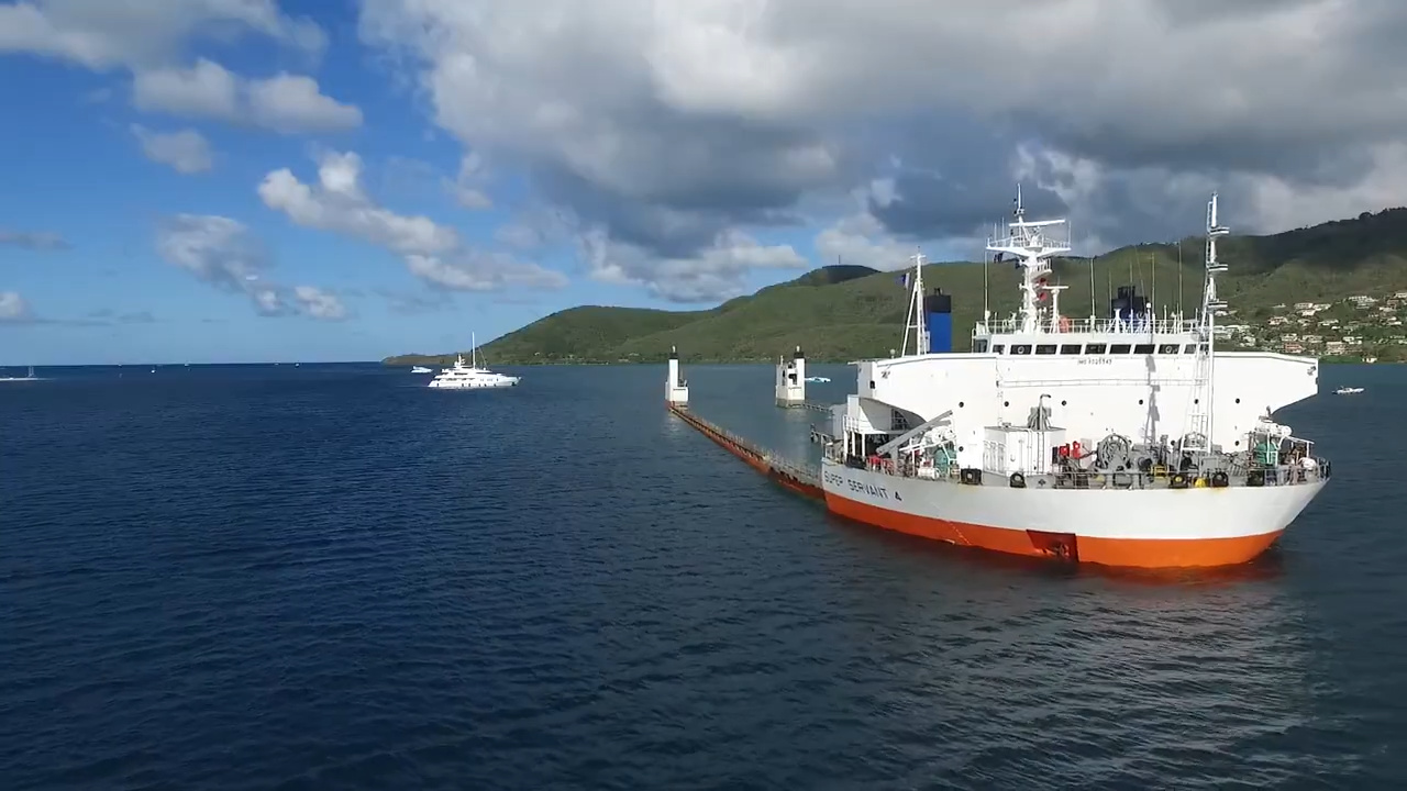The “dock ship” that intentionally sinks to swallow superyachts like toys: Yacht Servant