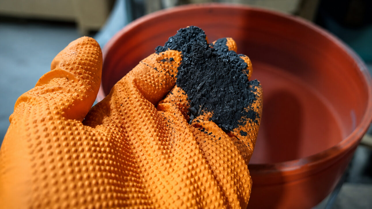 O pó preto das baterias usadas virou peça estratégica para a União Europeia porque reúne metais valiosos