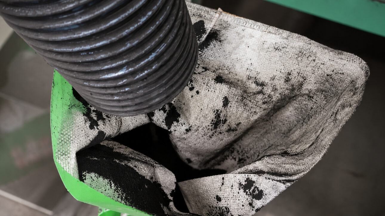 O pó preto virou disputa porque carros elétricos dependem de matéria prima crítica
