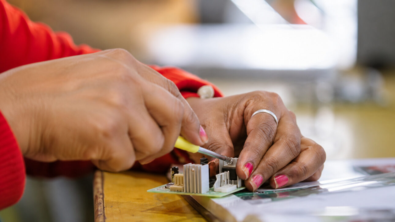 O programa Solar Mamas, conhecido em português como Mães Solares, forma matriarcas do Sul Global para montar, instalar e reparar lanternas solares e sistemas de iluminação residencial.
