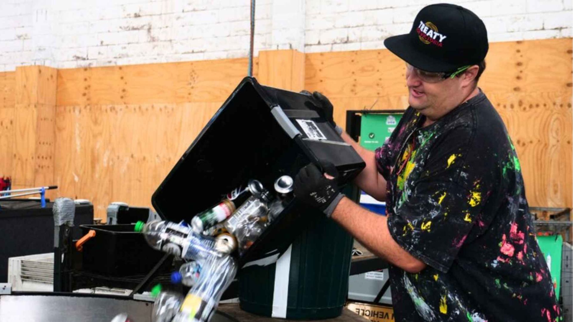 Um australiano juntou mais de 450 mil latas e garrafas em 7 anos e usou o dinheiro da reciclagem para dar entrada numa casa, graças a um programa que paga por elas.