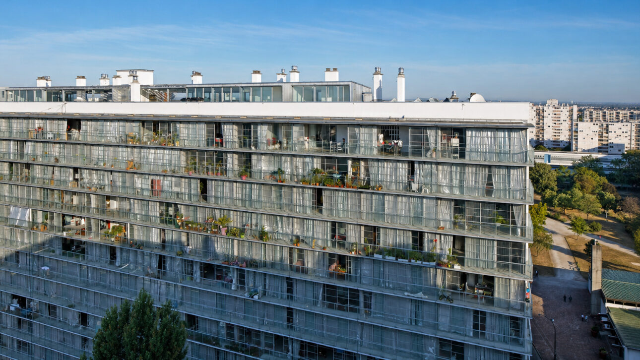 O retrofit de habitação social em Bordeaux mostrou que prédios antigos podem ganhar mais luz, espaço e conforto sem virar entulho